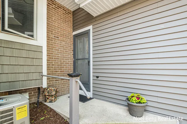 $429,900 | 606 Edgewater Court, Spring Lake, MI 49456