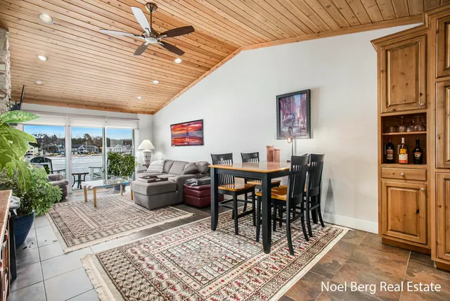 $429,900 | 606 Edgewater Court, Spring Lake, MI 49456