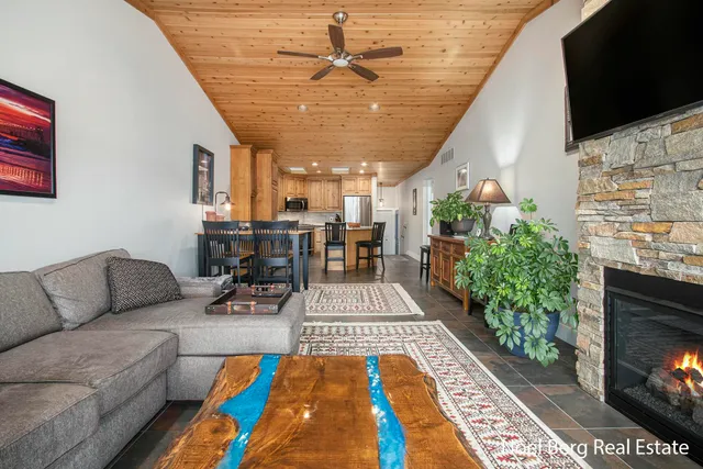 $429,900 | 606 Edgewater Court, Spring Lake, MI 49456