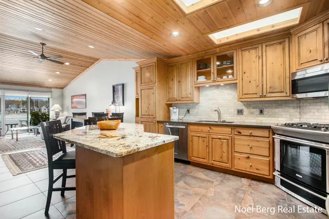 $429,900 | 606 Edgewater Court, Spring Lake, MI 49456