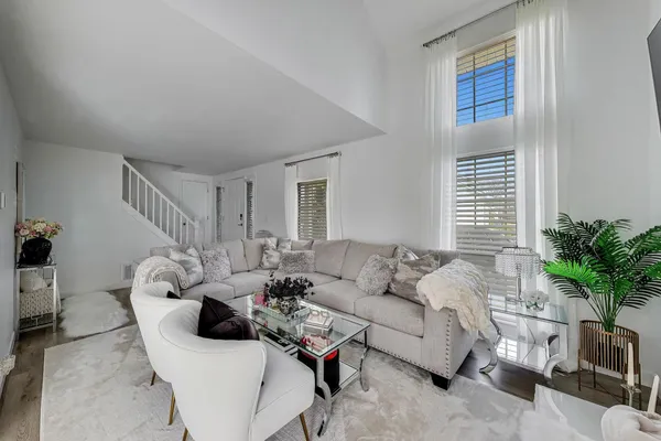 $350,000 | 595 East Avenue, Streamwood, IL 60107