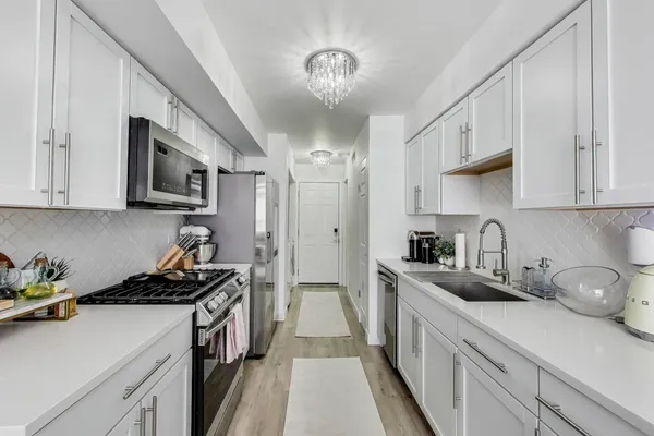 $350,000 | 595 East Avenue, Streamwood, IL 60107