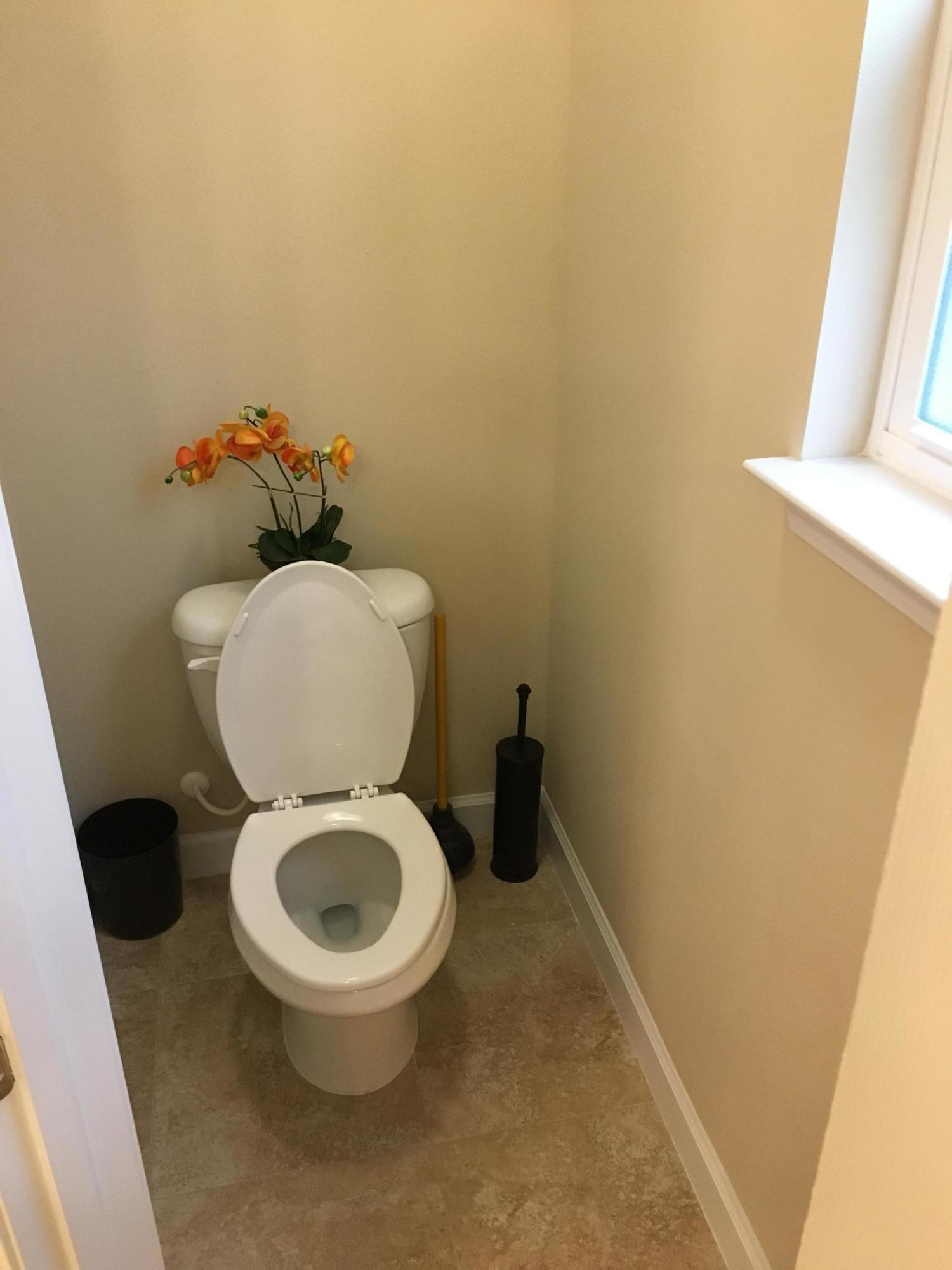 98 Eccles Road Fort Walton Beach, FL 32547 - Photo 16 of 27 Master bathroom- water closet