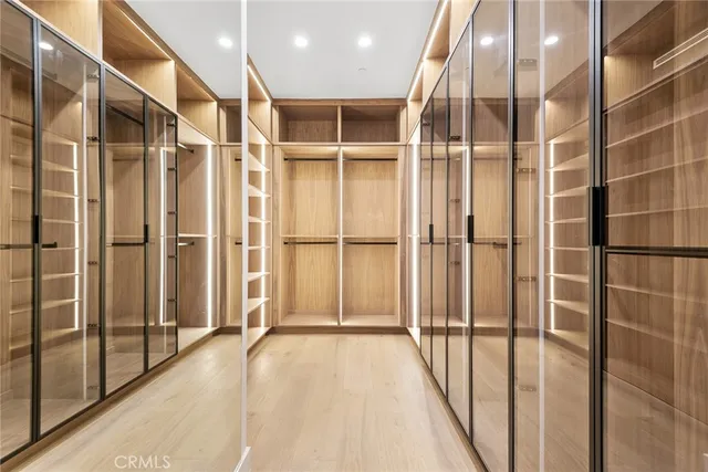 a view of entryway with a shower