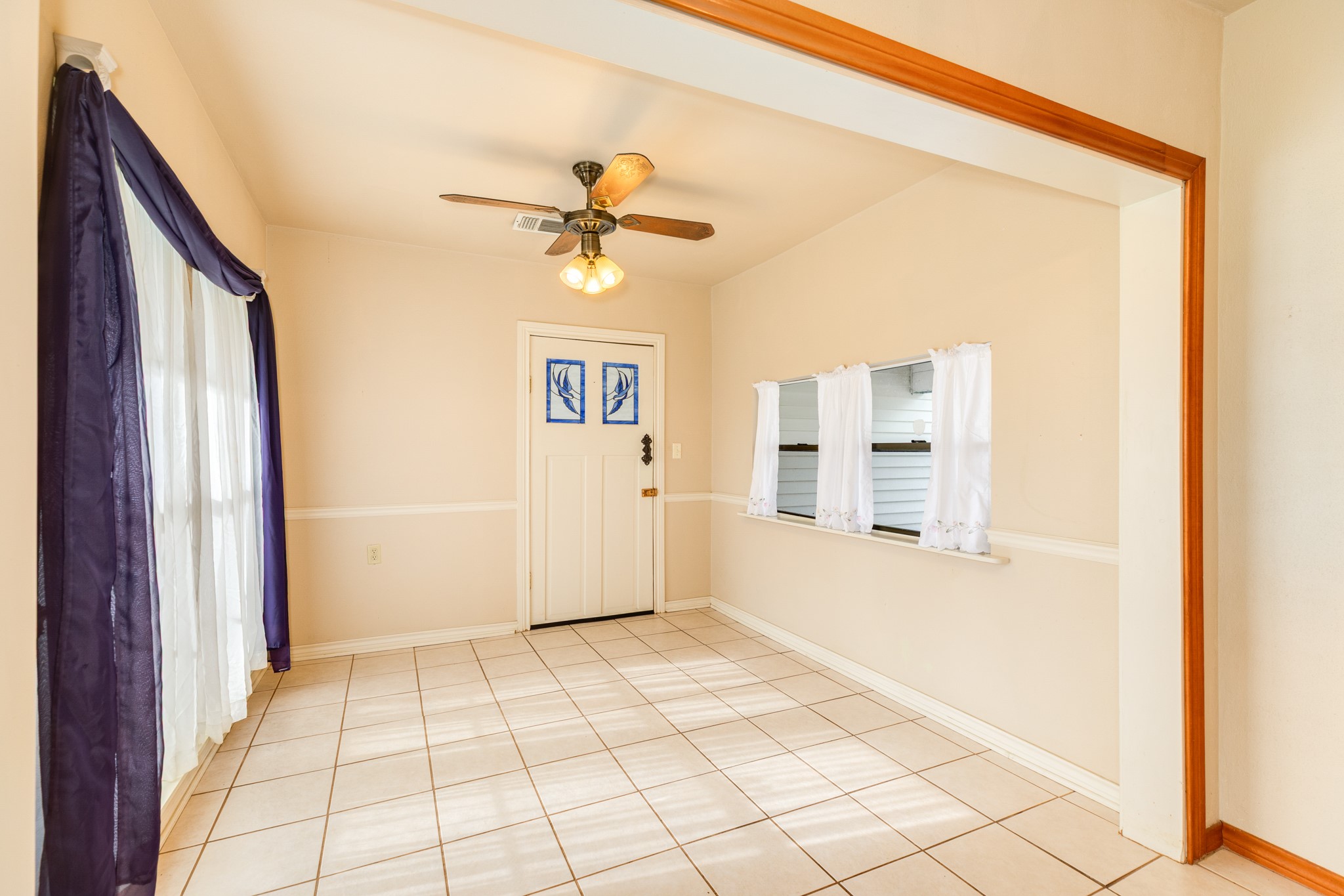 404 Chestnut Street Brazoria, TX 77422 - Photo 17 of 30 a view of an empty room with a window