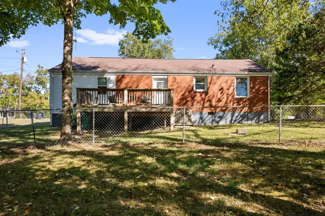 a view of a house with backyard