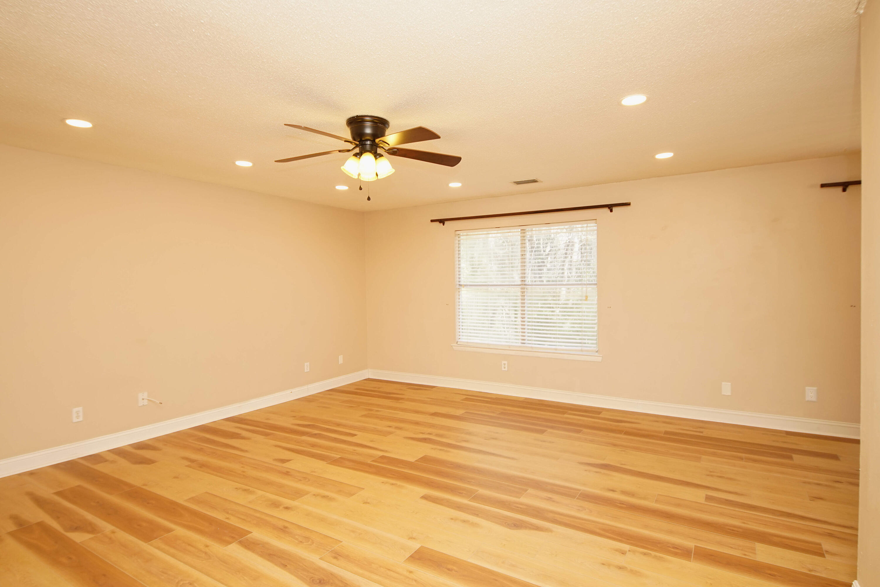 583 Woodlow Road Niceville, FL 32578 - Photo 7 of 35 583WoodlowLiving2