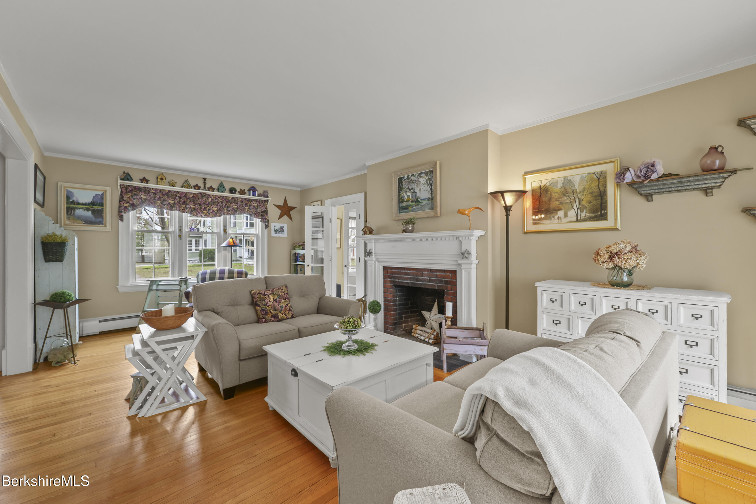 133 Pomeroy Avenue Pittsfield, MA 01201 - Photo 9 of 50 living room