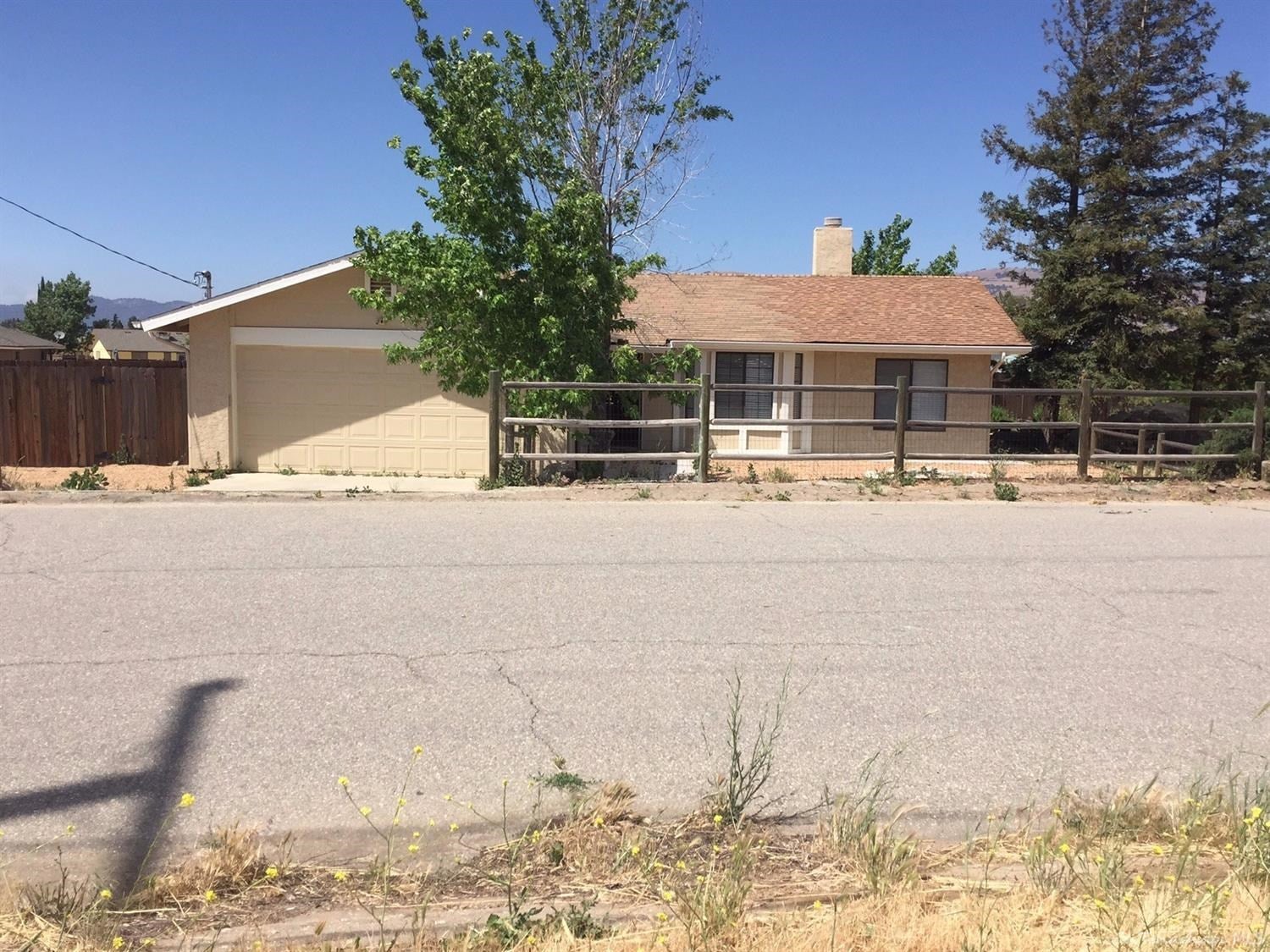 21701 Ripple Lane Tehachapi, CA 93561 - Photo 1 of 33 FRONT OF HOUSE