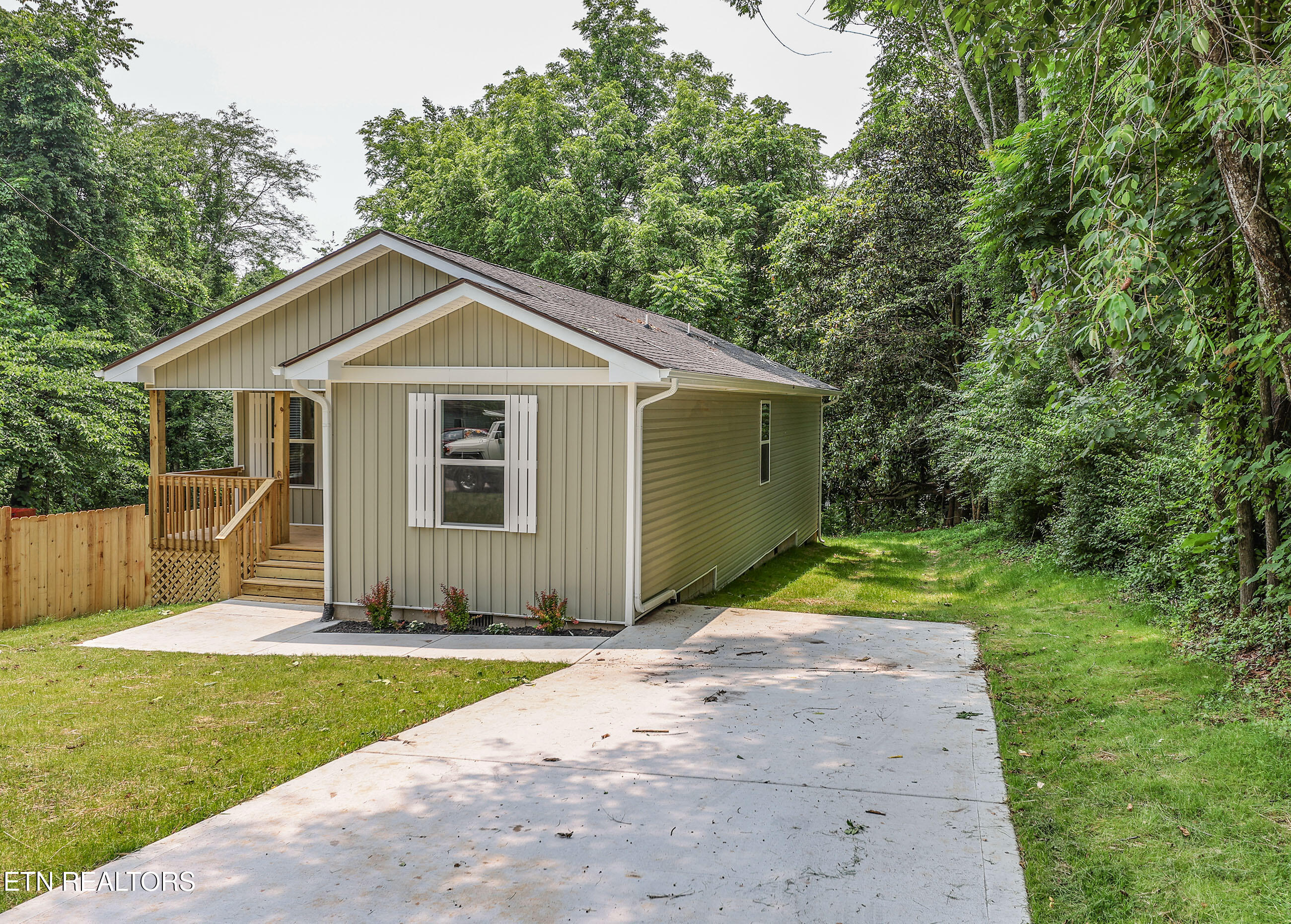 116 Jonathan Lane Oak Ridge, TN 37830 - Photo 4 of 24 116 Jon exterior side view 2
