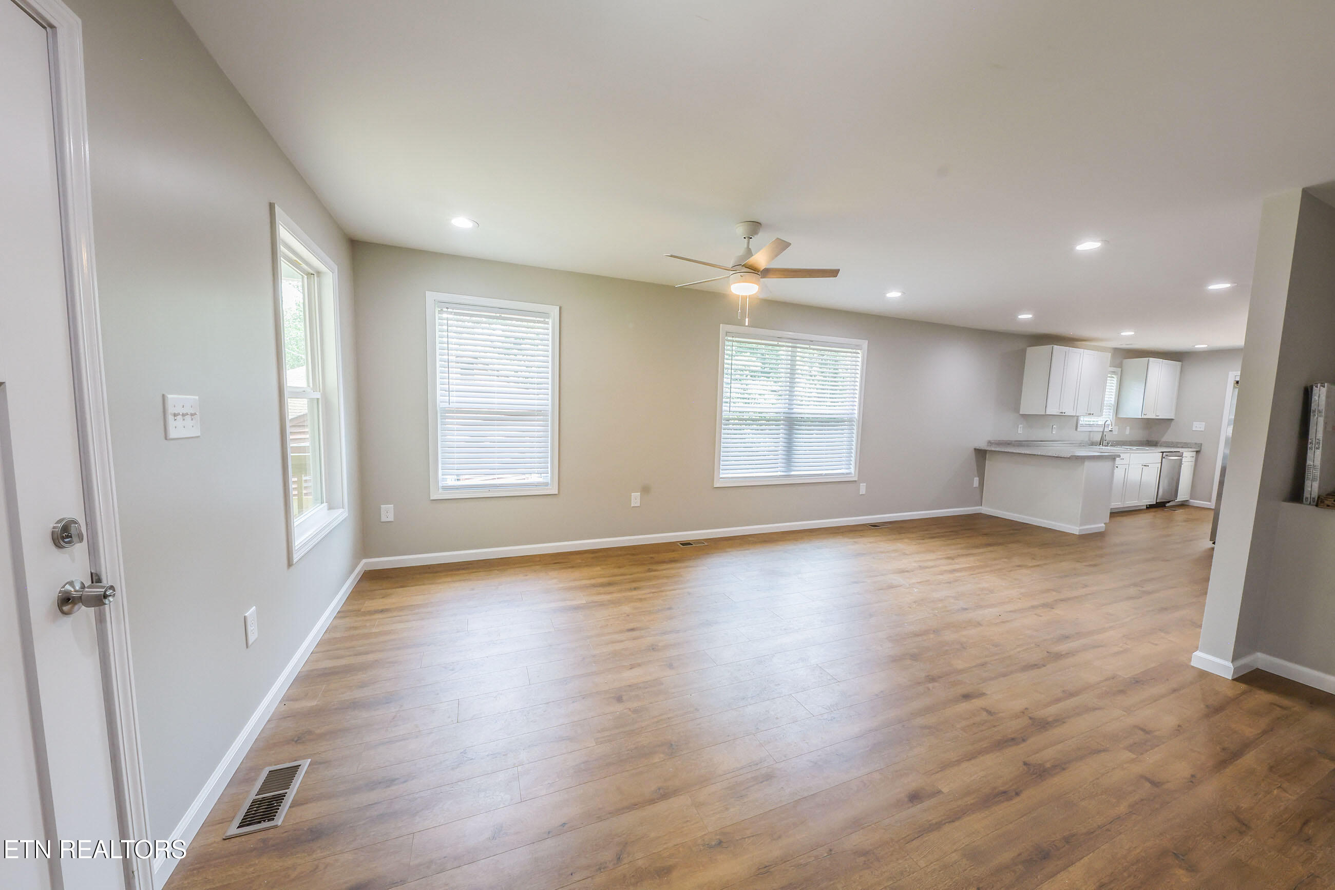 116 Jonathan Lane Oak Ridge, TN 37830 - Photo 7 of 24 116 Jon big room 1