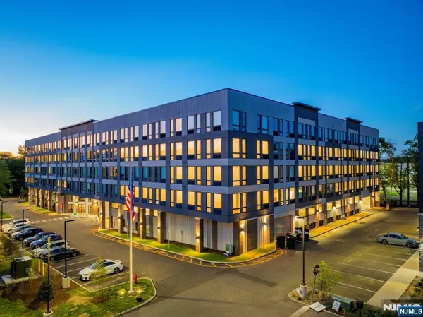 $3,600 | 120 West Passaic Street, Unit 422, Rochelle Park, NJ 07662