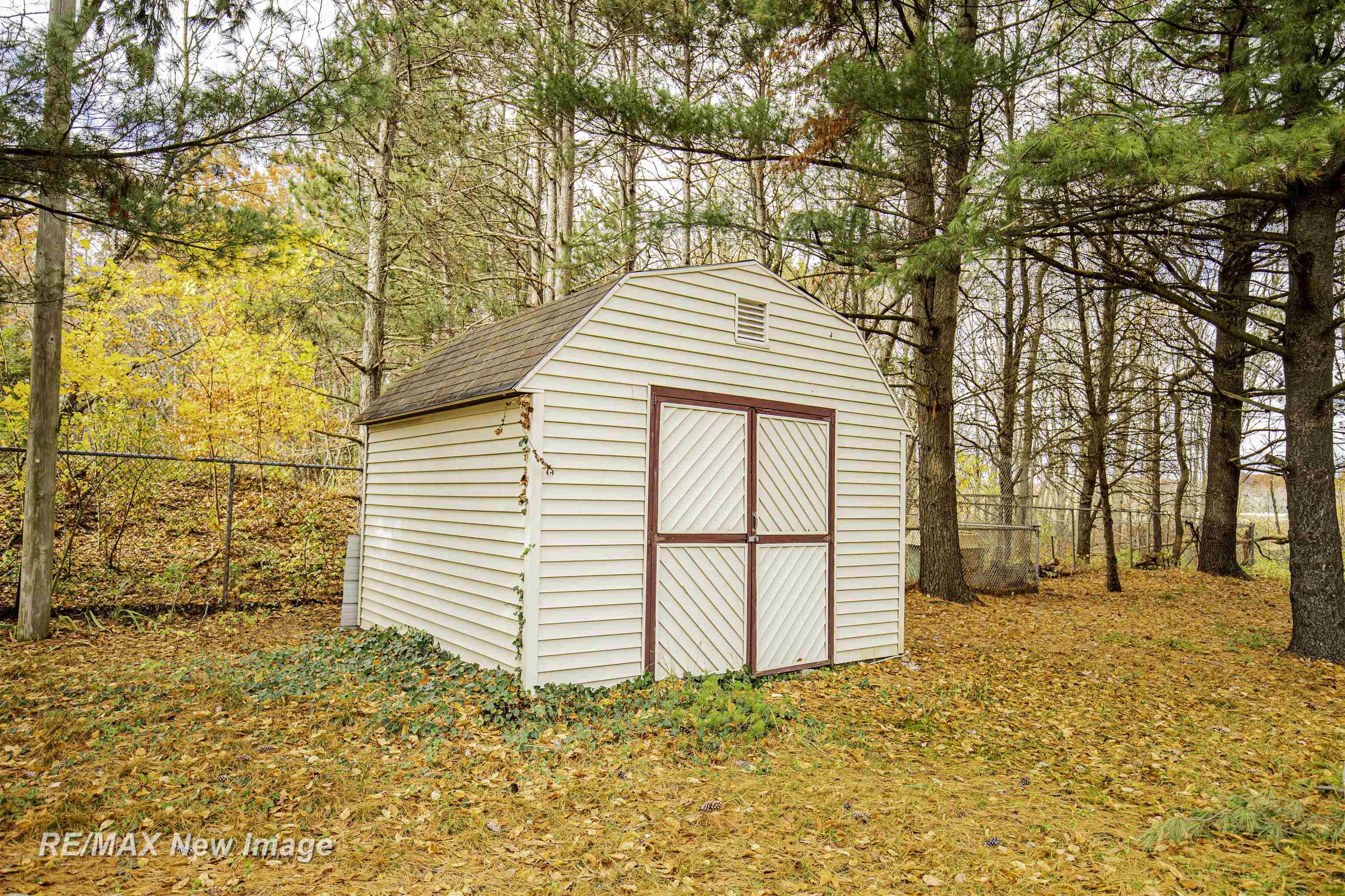 15902 South Hemlock Road Oakley, MI 48649 - Photo 7 of 29 50126481-6.JPG