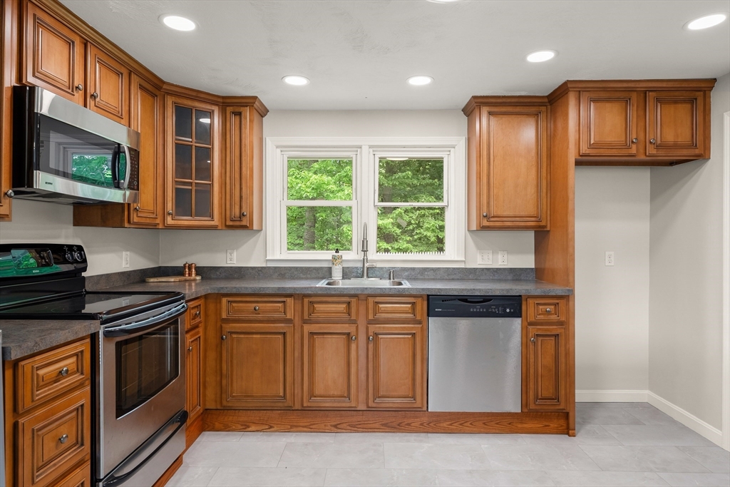 67 Roslyn Road Brockton, MA 02302 - Photo 11 of 32