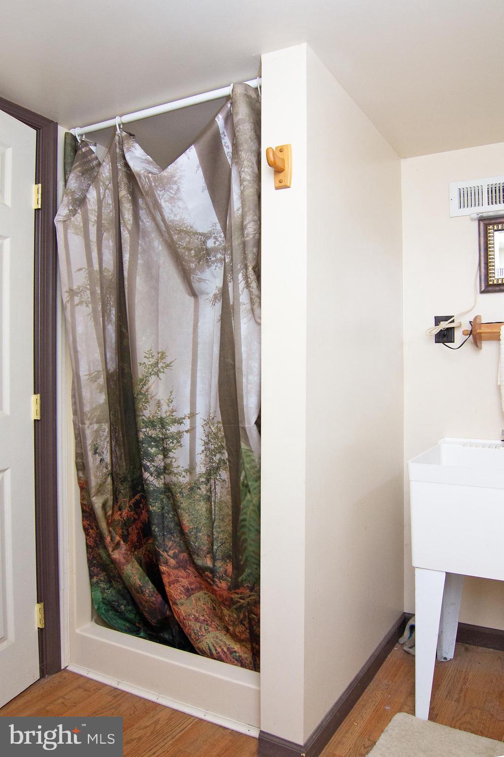 950 Green Springs Road Hanover, PA 17331 - Photo 31 of 42 LL full bath w/ laminate floor