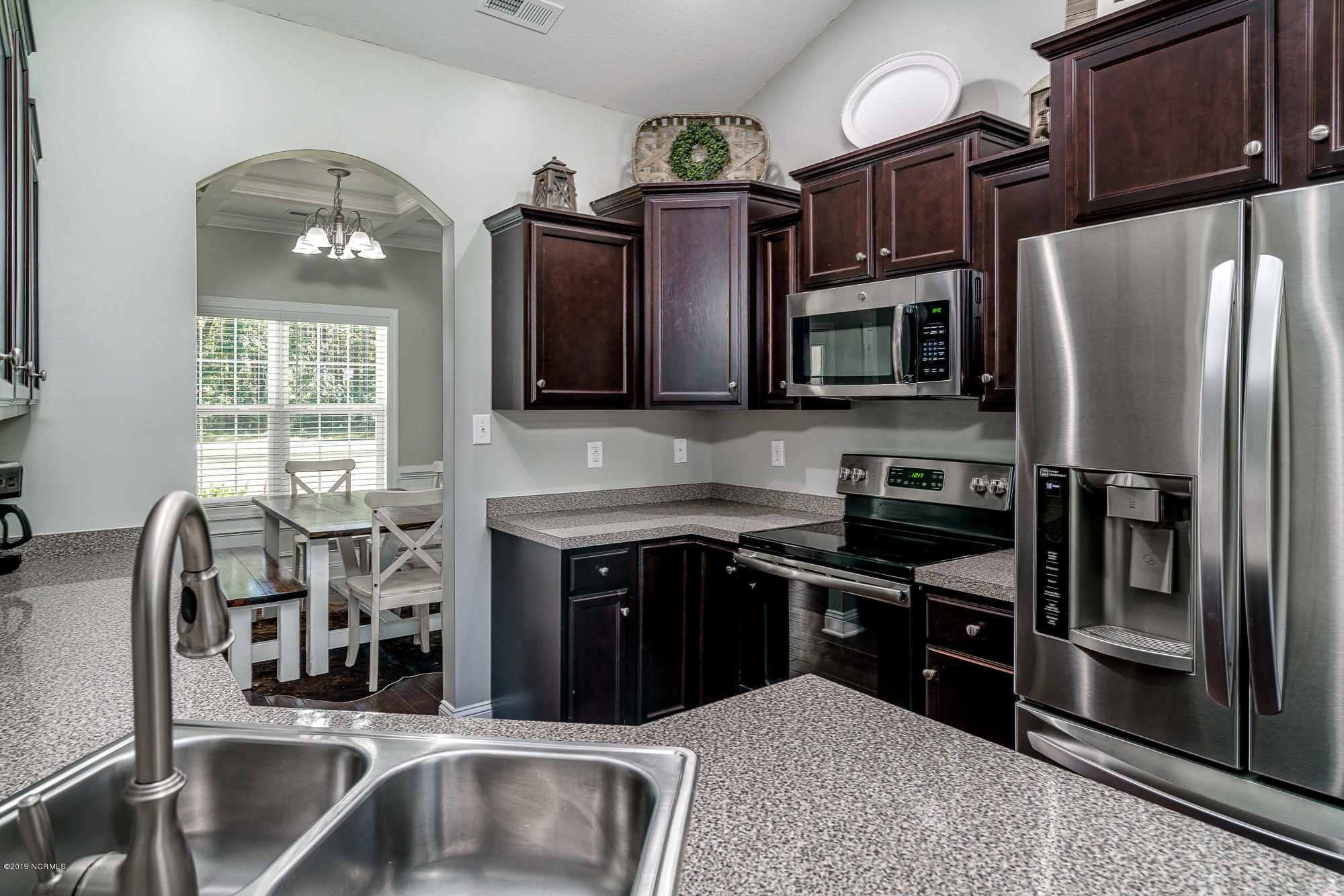 527 Stately Pines Road New Bern, NC 28560 - Photo 3 of 34 527 Stately Pines Road