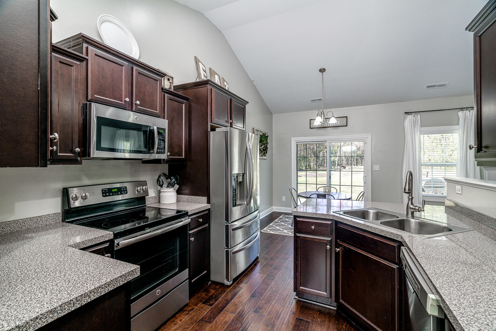 527 Stately Pines Road New Bern, NC 28560 - Photo 7 of 34 527 Stately Pines Road