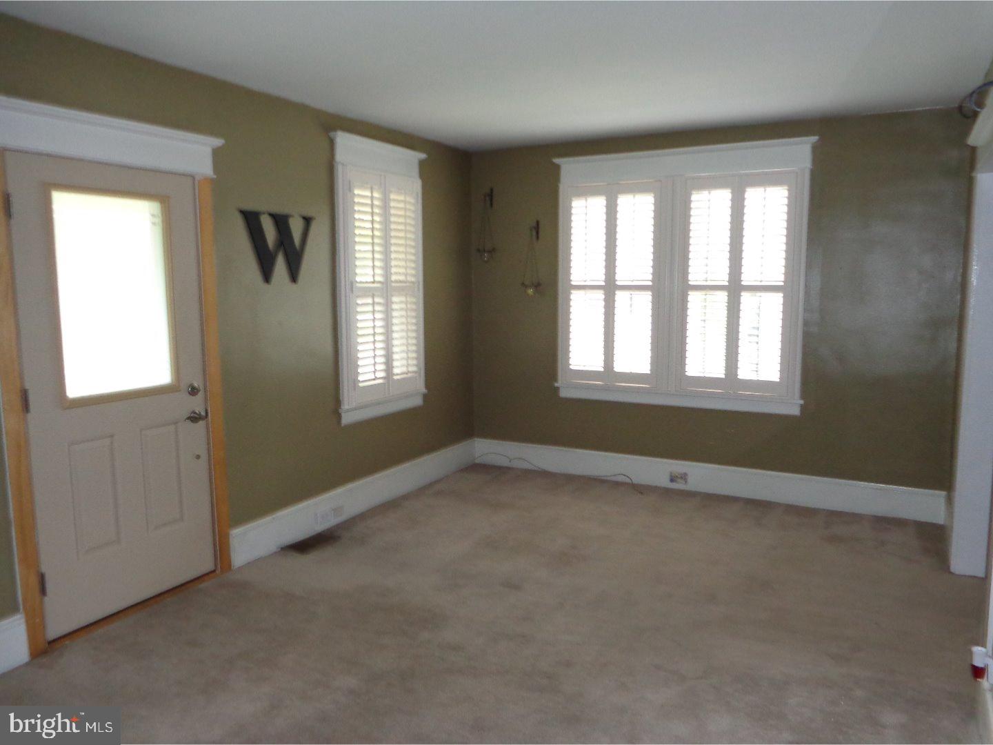 323 Center Avenue Riverside, NJ 08075 - Photo 8 of 14 Living Room