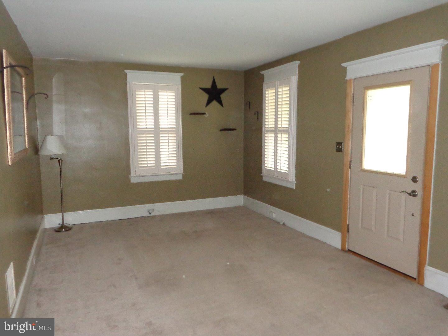 323 Center Avenue Riverside, NJ 08075 - Photo 9 of 14 Living Room