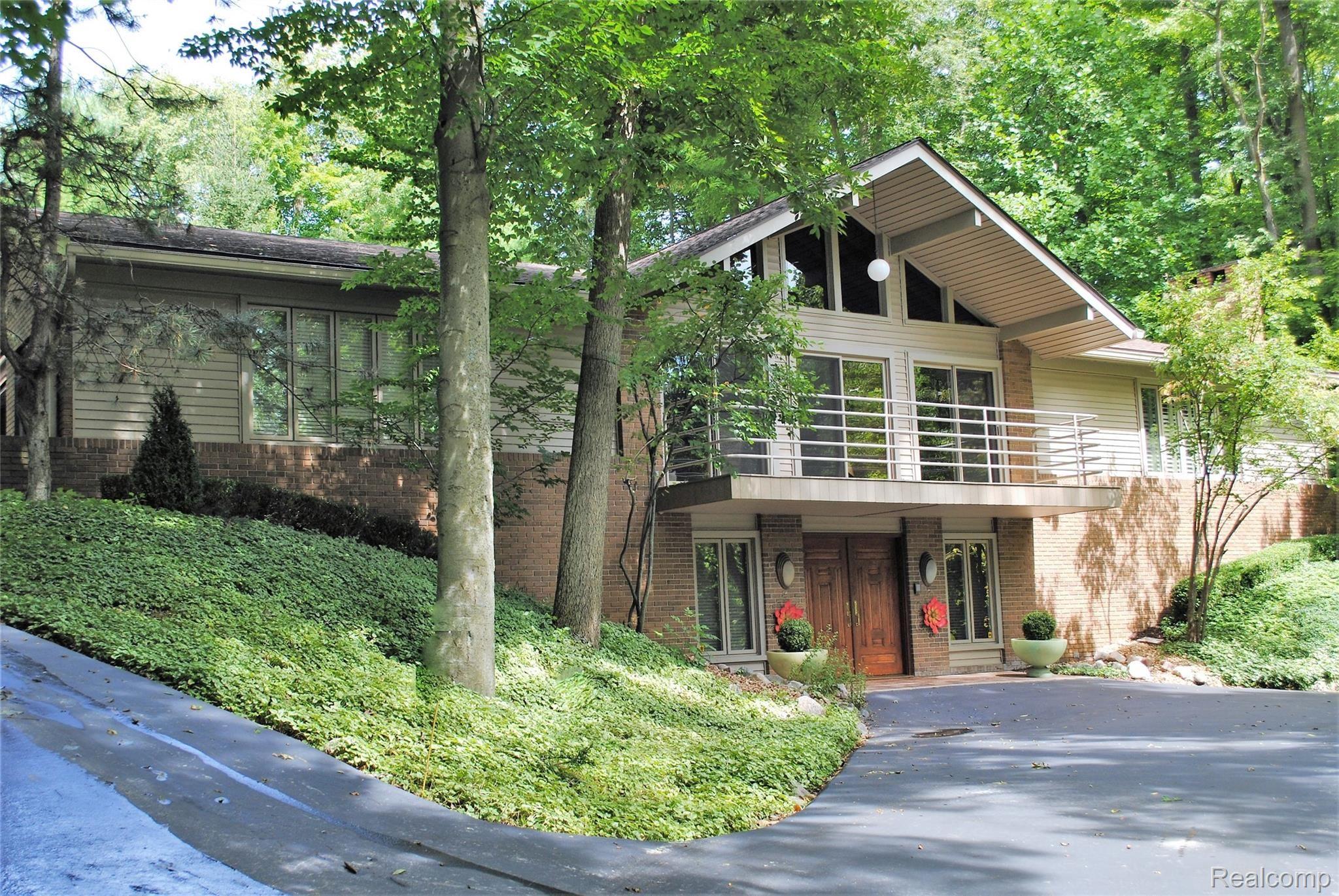WELCOMING ENTRANCE
