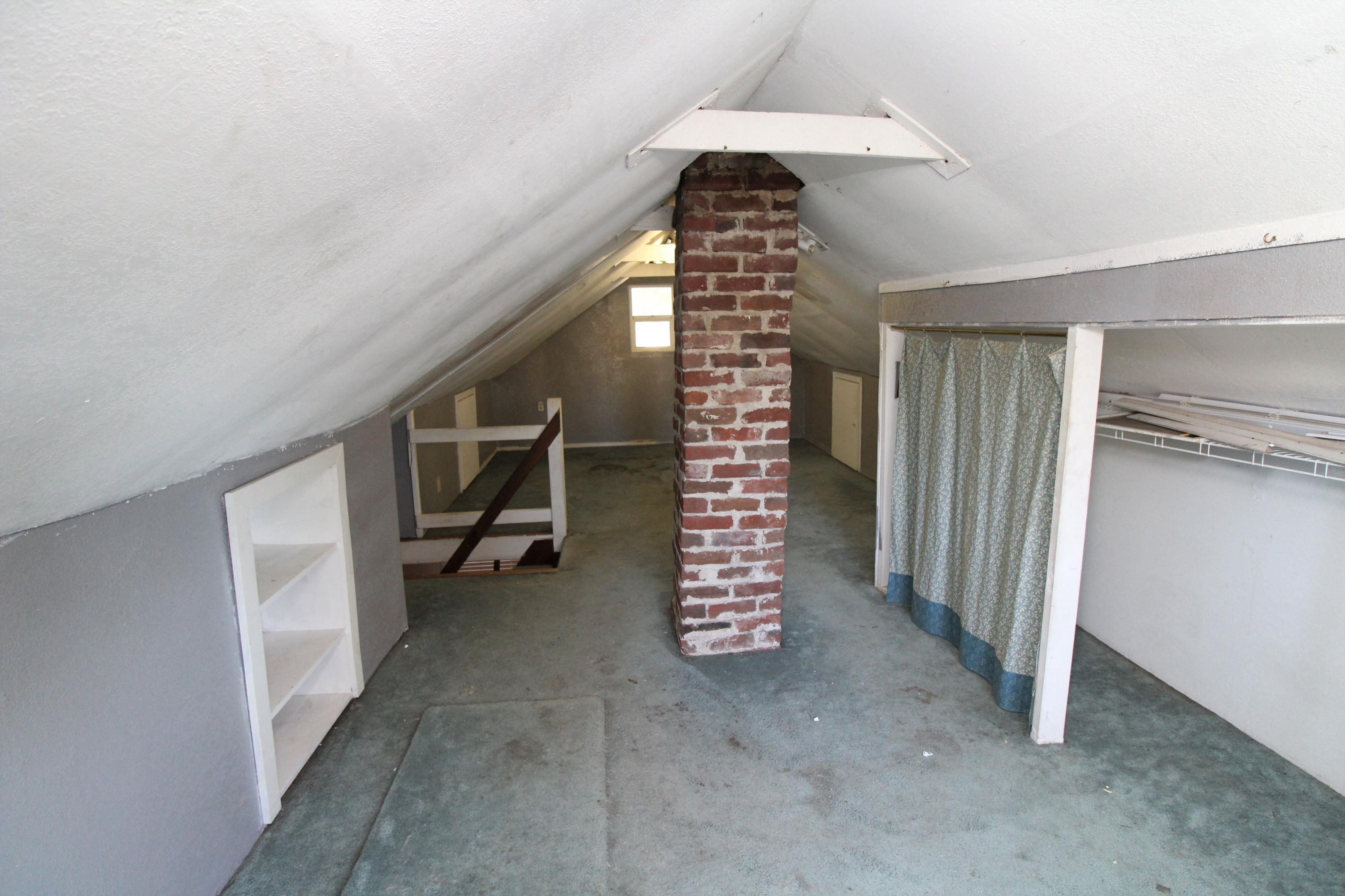 511 Southeast Riverside Avenue Grants Pass, OR 97526 - Photo 15 of 19 Up stairs bedroom