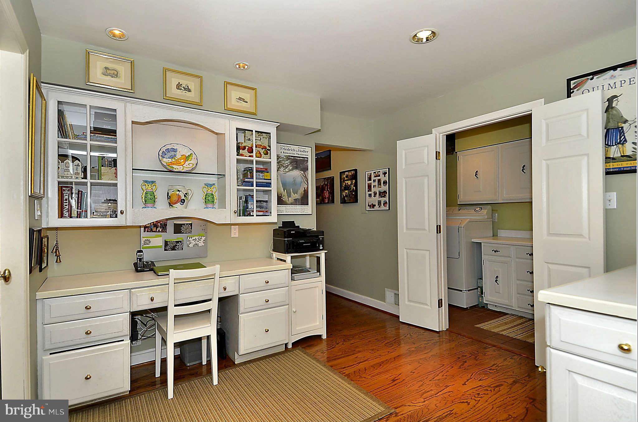719 Forest Park Road Great Falls, VA 22066 - Photo 5 of 27 Planning desk off kitchen