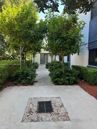 a view of a backyard