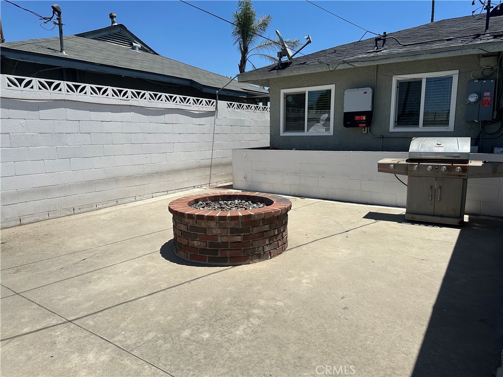 114 South Acacia Avenue Rialto, CA 92376 - Photo 19 of 27 a view of a living room