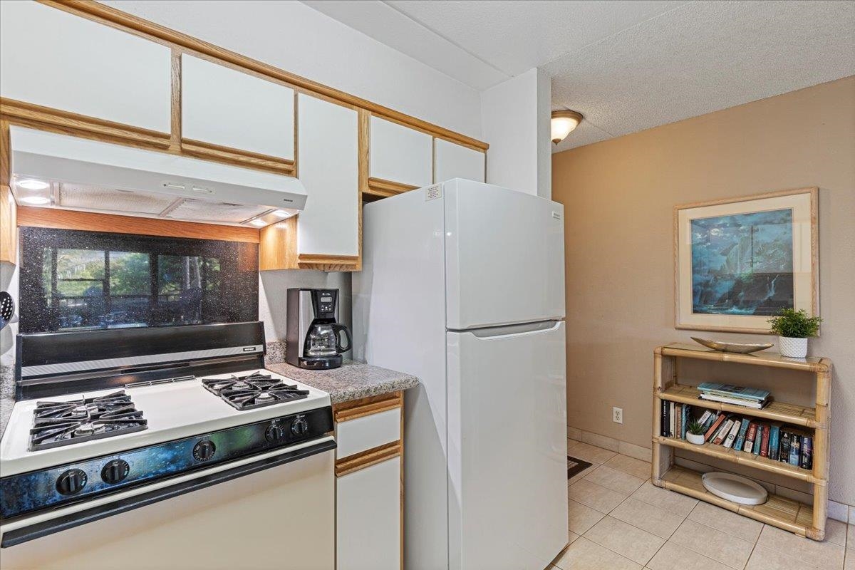 2531 South Kihei Road, Unit C317 Kihei, HI 96753 - Photo 16 of 32 a kitchen with a refrigerator and a stove