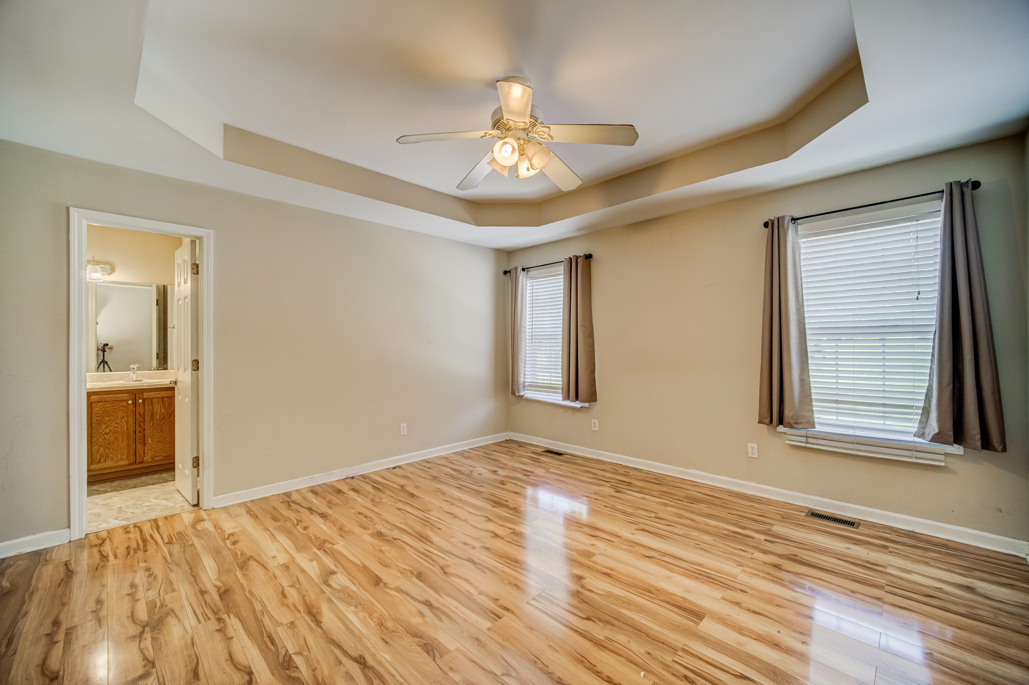 5160 Minnis Road Springfield, TN 37172 - Photo 20 of 31 a view of an empty room with wooden floor and a window