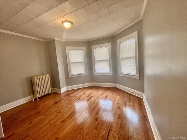 $2,800 | 92 Wavecrest Street, Valley Stream, NY 11581