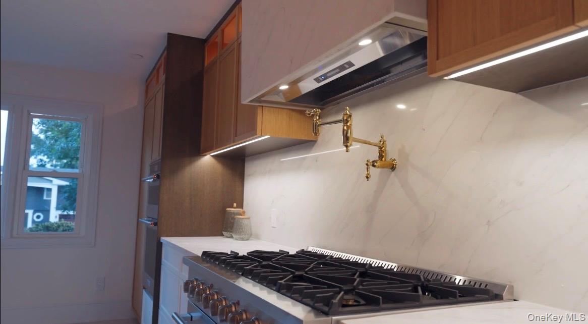 21 Wesleyan Road Commack, NY 11725 - Photo 7 of 9 a close view of stove