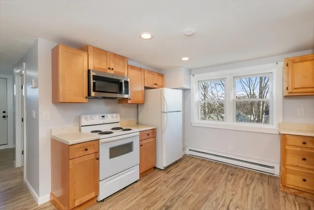 $2,400 | 129 Friend Street, Unit 3, Amesbury, MA 01913