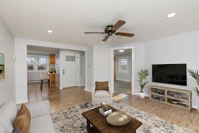 $2,400 | 129 Friend Street, Unit 3, Amesbury, MA 01913