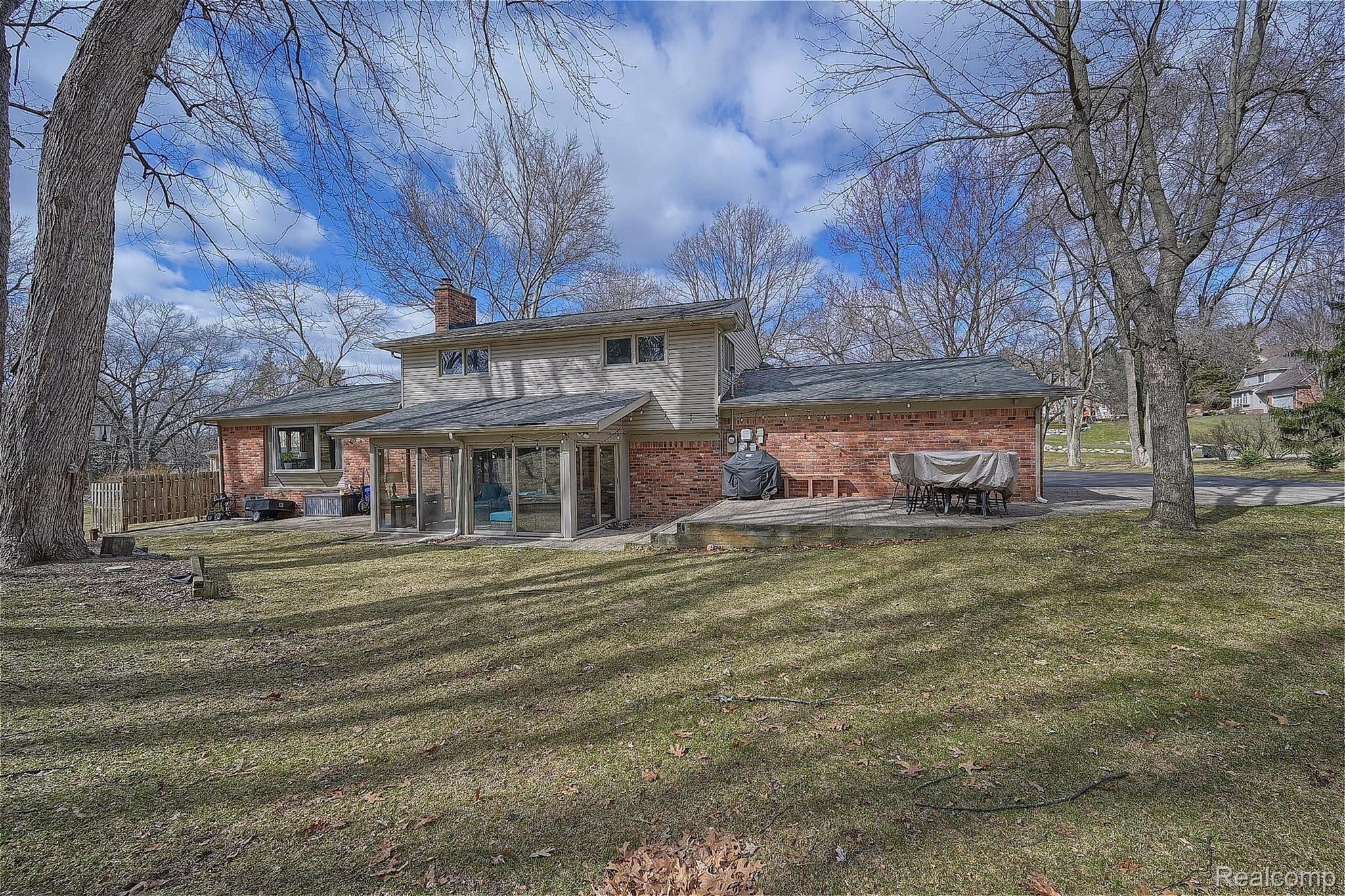 665 Cherry Tree Lane Rochester, MI 48306 - Photo 43 of 53 42-Rear.jpg