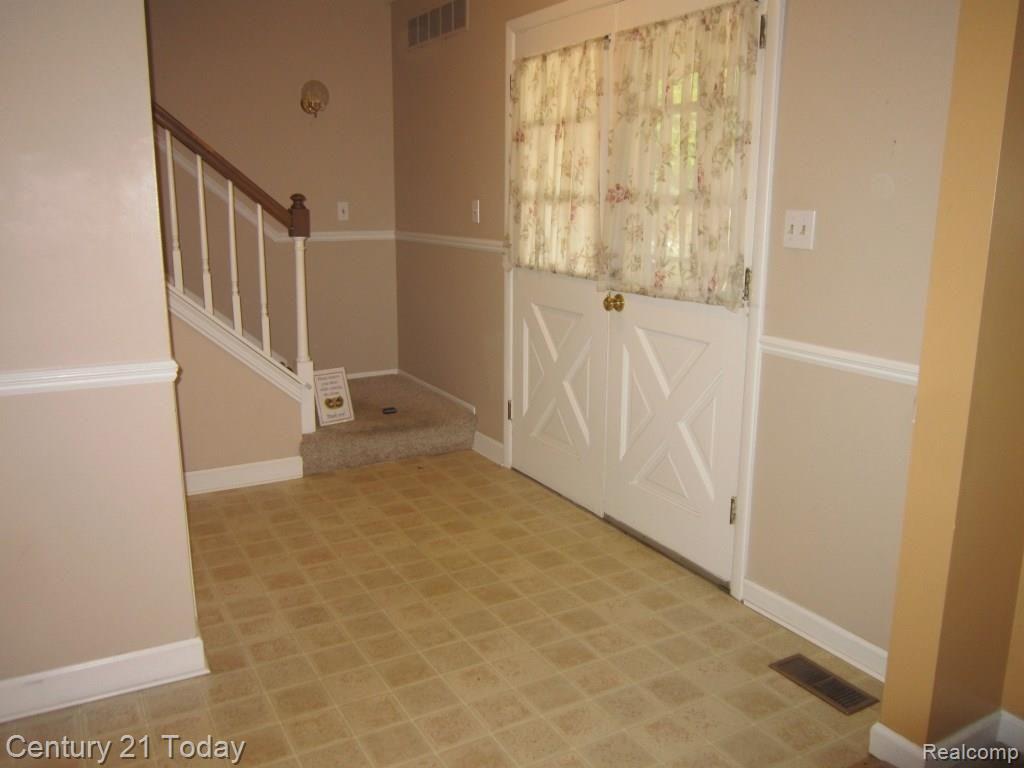 1965 Roxbury Run Wixom, MI 48393 - Photo 7 of 66 foyer.jpg
