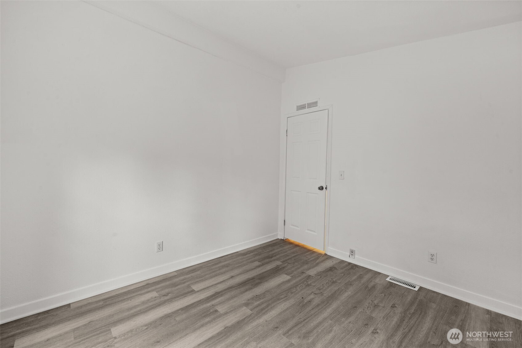 35952 Stackpole Road Ocean Park, WA 98640 - Photo 33 of 40 an empty room with wooden floor