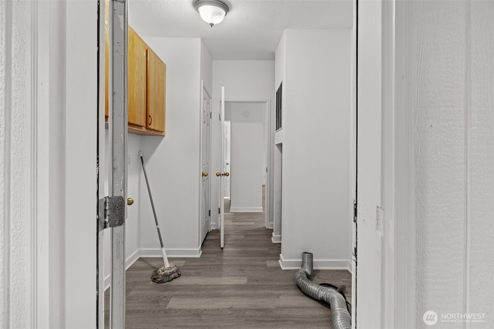 35952 Stackpole Road Ocean Park, WA 98640 - Photo 36 of 40 a view of a hallway with wooden floor and entryway