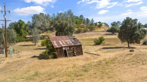 a view of a backyard of the house