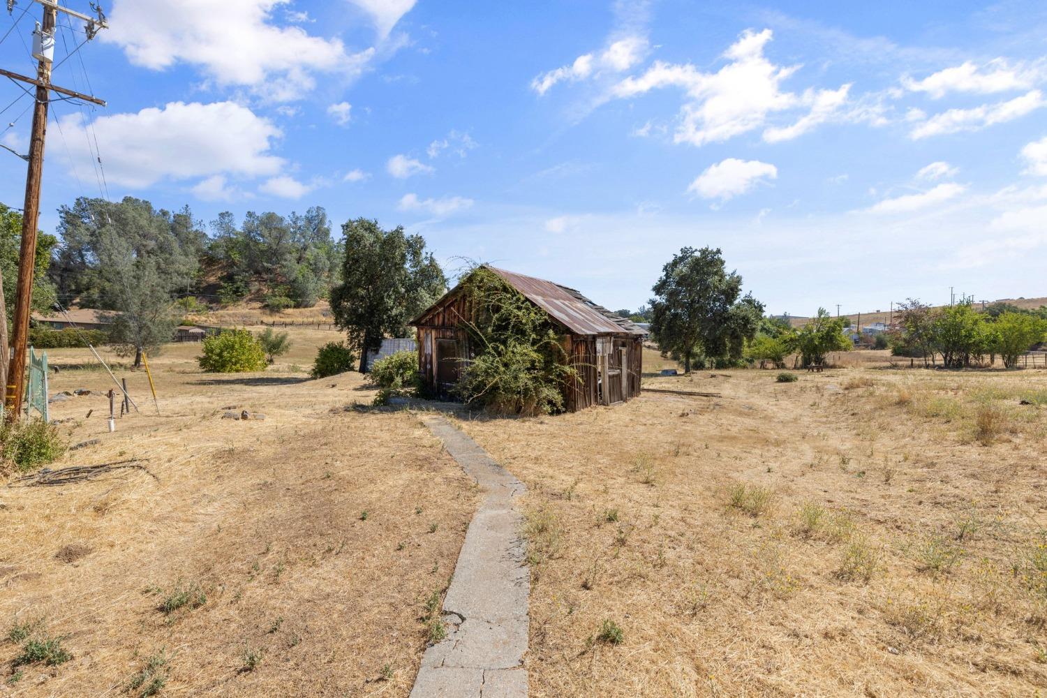 11900 Sutter Hill Road Sutter Creek, CA 95685 - Photo 15 of 32 a view of a yard with wooden fence