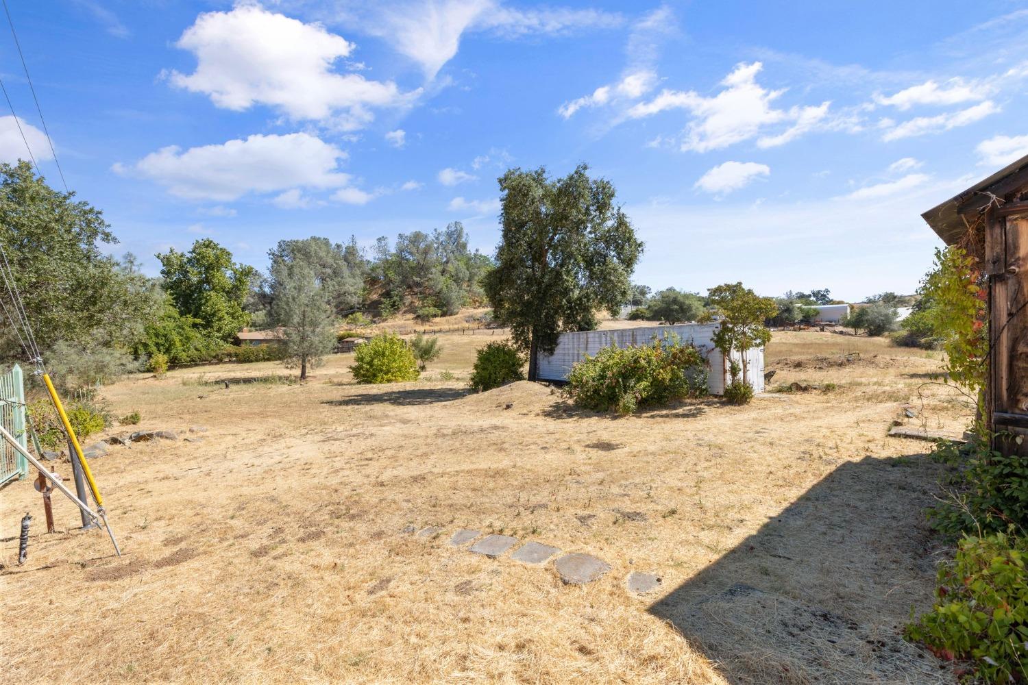11900 Sutter Hill Road Sutter Creek, CA 95685 - Photo 16 of 32 a view of a backyard of the house