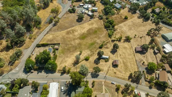 a view of a yard with yellow house