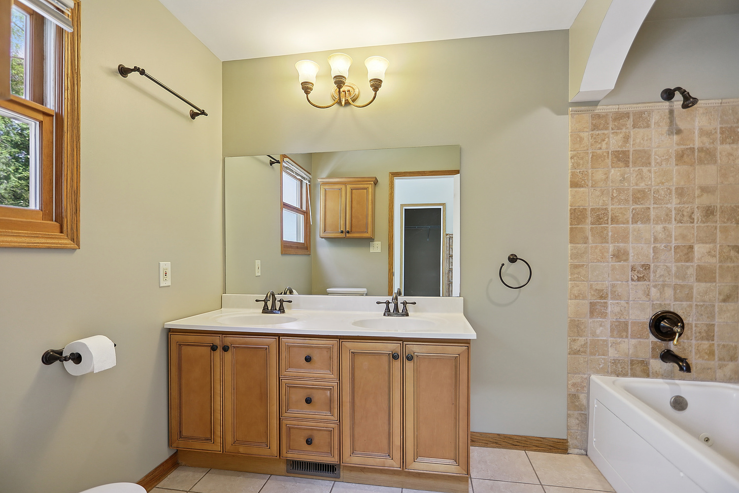 516 Whelan Street Lockport, IL 60441 - Photo 14 of 27 a bathroom with a tub sink and mirror