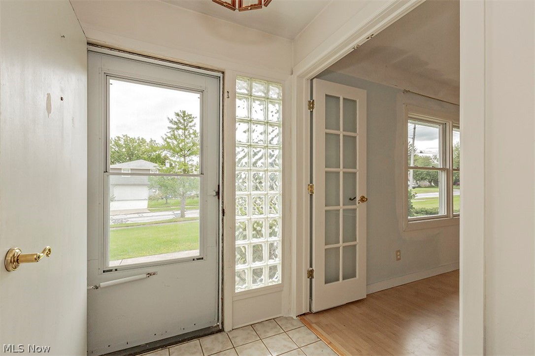 2038 Hansford Road Cleveland, OH 44124 - Photo 2 of 34 Gallery Image 2