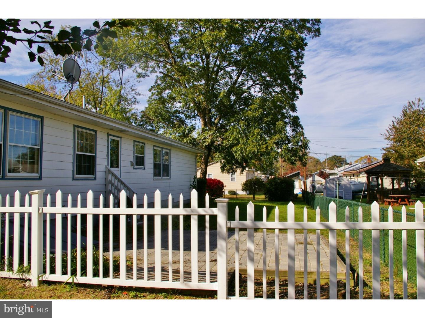 136 Bay Street Carneys Point, NJ 08069 - Photo 4 of 21