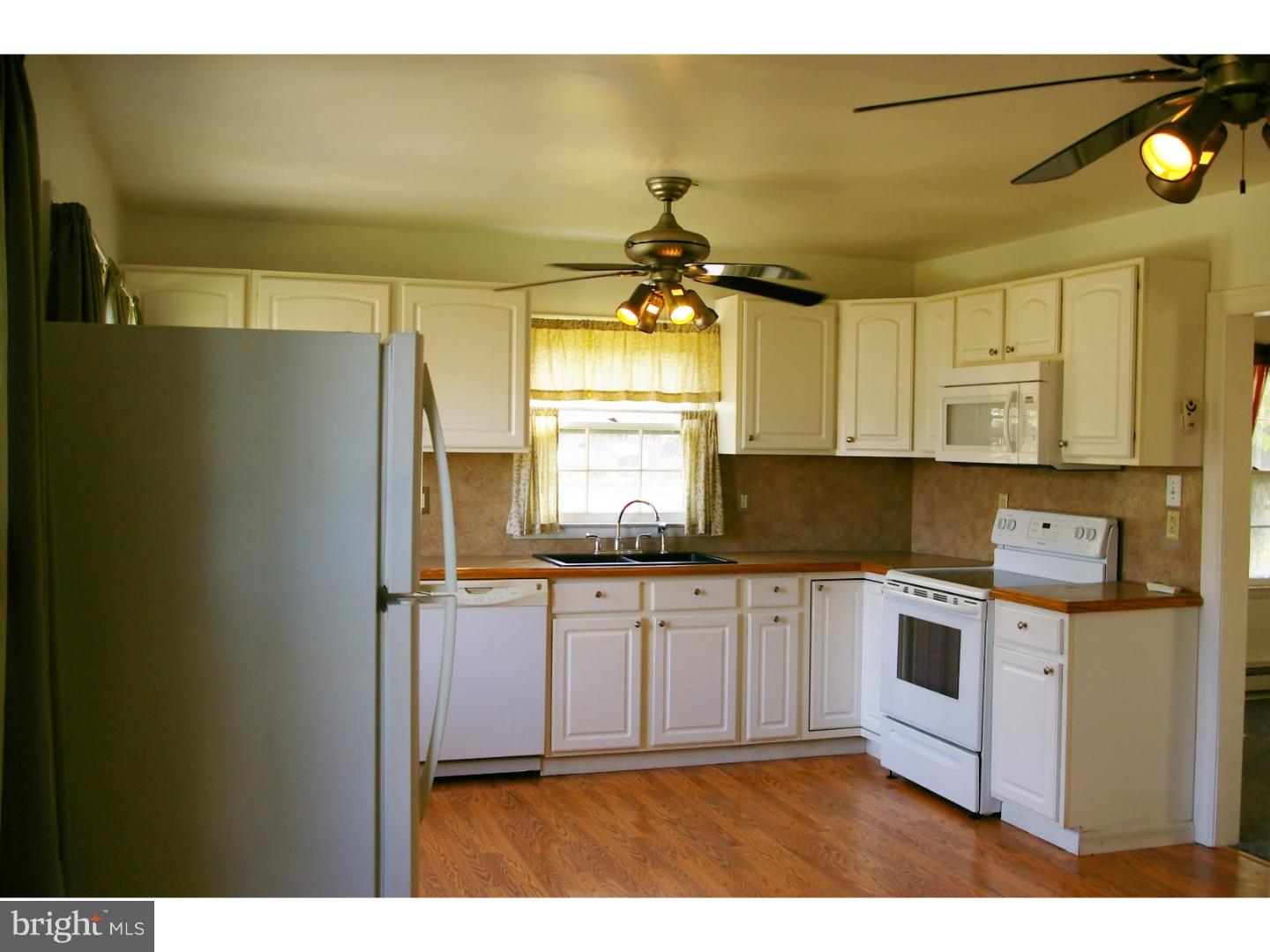 136 Bay Street Carneys Point, NJ 08069 - Photo 5 of 21