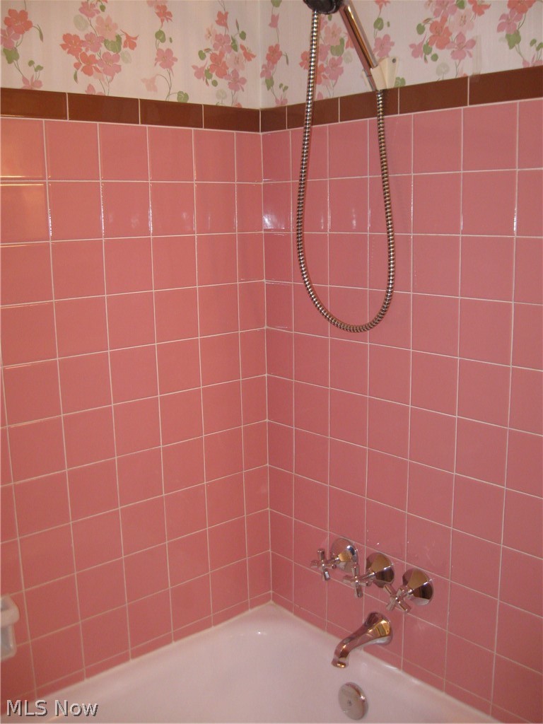 6154 State Road Parma, OH 44134 - Photo 9 of 35 Full first floor bath offers tub and shower.