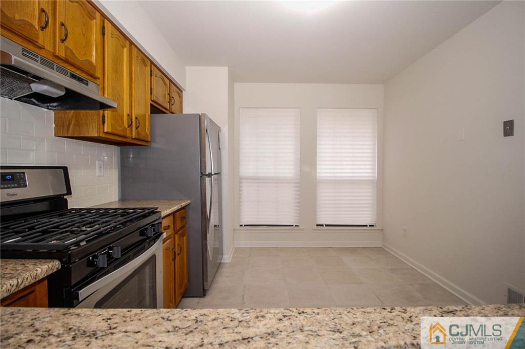 1705 Timber Oaks Road, Unit 1705 Edison, NJ 08820 - Photo 11 of 25 a kitchen with a stove and a microwave