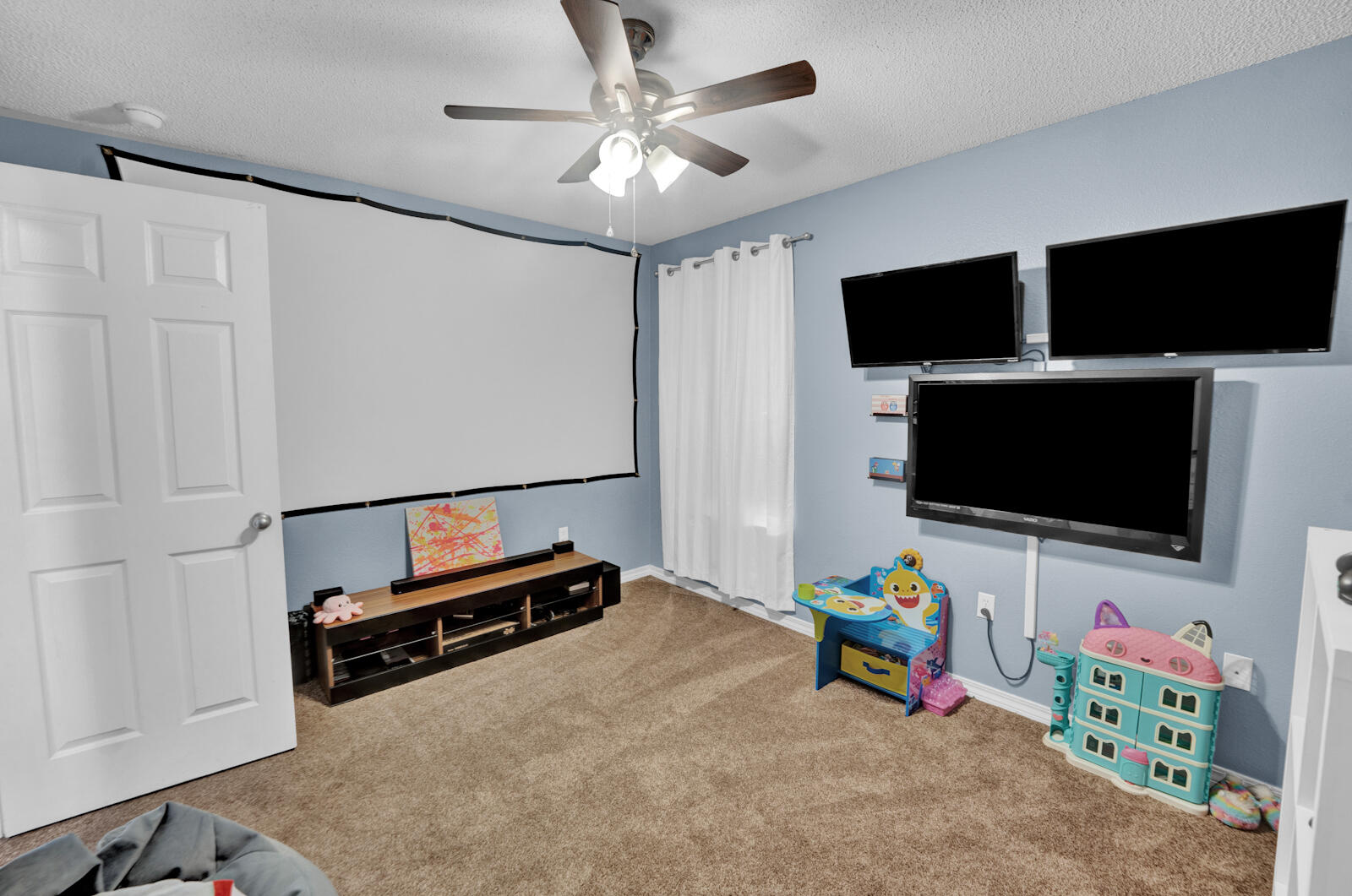 103 Citadel Lane Crestview, FL 32539 - Photo 23 of 41 a living room with furniture and a flat screen tv