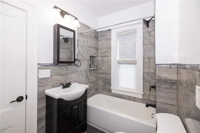 $2,400 | 376 Hope Street, Providence, RI 02906